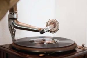 a person is pouring water into a record player at A due Passi in Forte dei Marmi