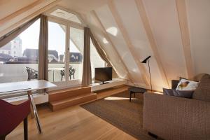 ein Wohnzimmer mit einem Sofa und einem großen Fenster in der Unterkunft Hotel Gasthof zum Ochsen in Arlesheim
