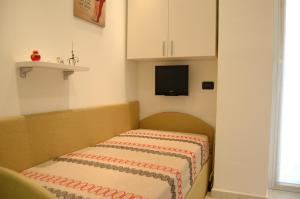 a small room with a bed in the corner at Apartment Serena in Alassio