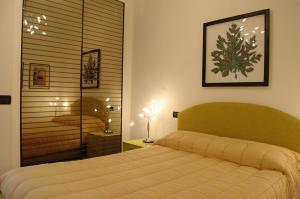 アラッシオにあるApartment Serenaのベッドルーム1室(ベッド1台、大きな窓付)