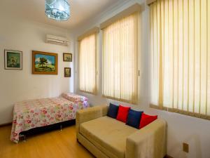 a living room with a couch and a bed at Copacabana posto 5 duas quadras da praia in Rio de Janeiro