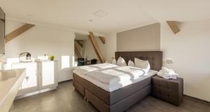 ein Schlafzimmer mit einem großen Bett in einem Zimmer in der Unterkunft Rabe Mühlhausen in Mühlhausen