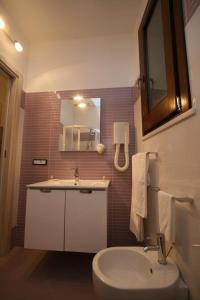 カステッルッツォにあるB&B Coppolaのバスルーム(洗面台、トイレ、鏡付)