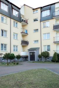 um grande edifício de apartamentos com uma entrada em Apartament z Tarasem em Ustka