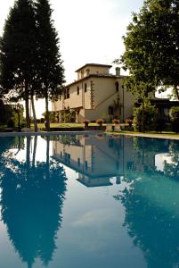 a reflection of a building in a pool of water at Agrisalotto in Cortona