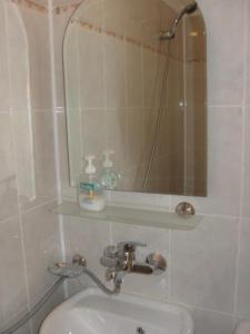 ソゾポルにあるApartment Kalafatewiのバスルーム(鏡、白い洗面台付)