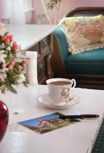 ケープ・メイにあるThe Queen Victoriaのコーヒーとペンをテーブルに置いて