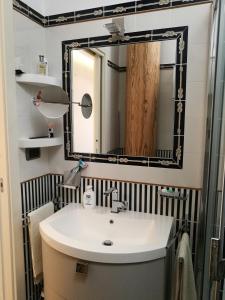 ein Bad mit einem Waschbecken und einem Spiegel in der Unterkunft Casa Il Faro Deluxe in Porto Cesareo