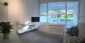 ein Wohnzimmer mit einem großen Fenster und einer Badewanne in der Unterkunft Entre mer et mer in La Seyne-sur-Mer + 31 Fotos