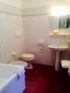 クティリアーノにあるHotel Villa Patriziaのバスルーム(トイレ、洗面台、バスタブ付)