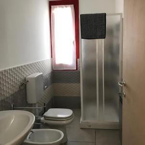 ミネルビオにあるB&B La Casa di Klidaのバスルーム(トイレ、洗面台付)