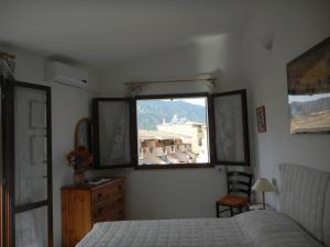 ヴィッラシミーウスにあるVilla Claudiaのベッドルーム(ベッド1台、窓付)