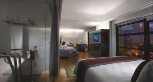TV a/nebo společenská místnost v ubytování Hotel Maya Kuala Lumpur City Centre