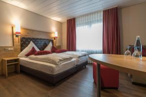 Un pat sau paturi într-o cameră la Hotel Hirsch