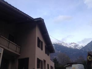 a building with a view of a snowy mountain at Chambre d’hôtes des Fées in Épinassey