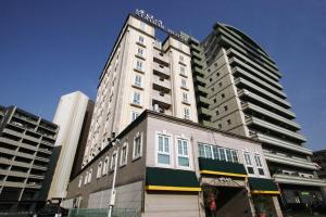 安约马奇Hotel NOA (Adult Only)的城市中心的一座高大的白色建筑