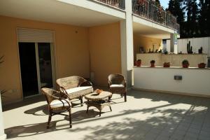 un gruppo di sedie e un tavolo su un patio di Appartamento Giove a Otranto