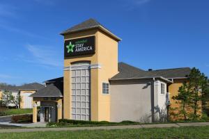 un gran edificio amarillo con un letrero verde. en Extended Stay America Suites - Kansas City - Shawnee Mission, en Merriam