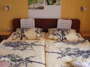two beds with pillows on them in a bedroom at Siebers-Ferienwohnung in Saupsdorf