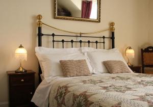 A bed or beds in a room at Dunallan Guest House