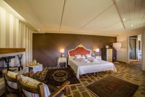 カスティリオーン・フィオレンティーノにあるVilla La Foceのベッドルーム1室(ベッド1台、テーブル、椅子付)