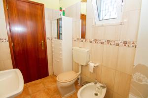 uma casa de banho com um WC e um lavatório em Akivillas Silves Relax em Silves