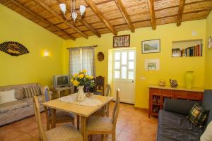 a living room with a table and a couch at Akivillas Silves Relax in Silves