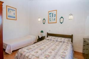um quarto com duas camas e duas fotografias na parede em Akivillas Silves Relax em Silves