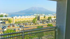 uma vista para uma cidade com estacionamento em Gracias em Kagoshima