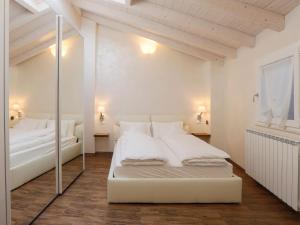 A bed or beds in a room at Les Suites