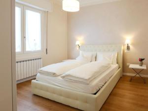 A bed or beds in a room at Les Suites