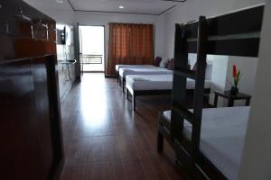 Bunk bed o mga bunk bed sa kuwarto sa Globetrotter Inn - Palawan Inc.