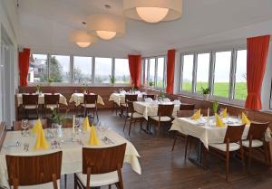 Reštaurácia alebo iné gastronomické zariadenie v ubytovaní Hotel Alpenblick Attersee-Seiringer KG