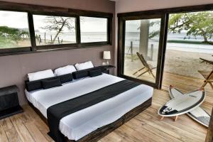 99 Surf Lodge tesisinde bir odada yatak veya yataklar