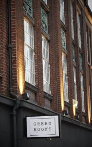 ロンドンにあるグリーン ルームズの煉瓦造りの建物前の看板