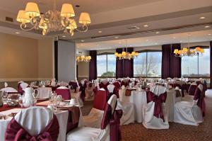 Restaurace v ubytování Red Lion Hotel Port Angeles Harbor + 37 fotografií