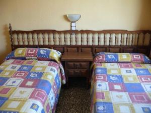 Postel nebo postele na pokoji v ubytování Hostal Rodes