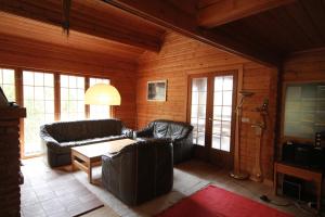 ein Wohnzimmer mit einem Sofa und einem Tisch in der Unterkunft Ferienhaus Holzer Stressless in Traisen