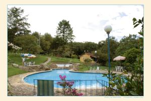 una piscina in un cortile con parco di Hotel Campestre Los Arrayanes a Moniquirá