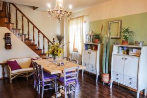 een eetkamer met een houten tafel en stoelen bij Casa Aloe B&B in Monte San Savino