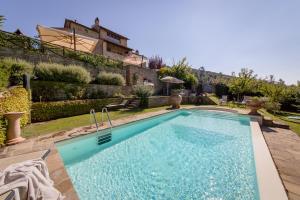 una piscina en el patio trasero de una casa en Villa Teresa, en Cortona