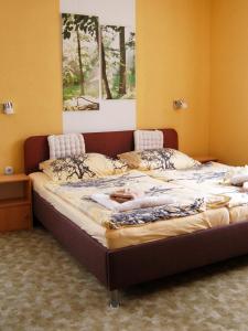 a large bed in a room with at Siebers-Ferienwohnung in Saupsdorf