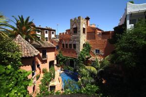 a view of a building with a swimming pool at Hotel Amanhavis in Benahavís