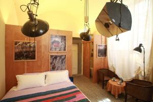 ein Schlafzimmer mit einem Bett und einem Tisch darin in der Unterkunft La Terrazza Del Fotografo in Lucca