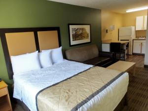 Säng eller sängar i ett rum på Extended Stay America Suites - Fort Worth - Medical Center