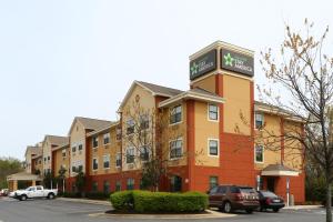 un bâtiment d'hôtel avec des voitures garées dans un parking dans l'établissement Extended Stay America Suites - Baltimore - Glen Burnie, à Glen Burnie