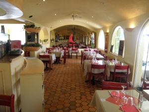 un comedor con mesas y sillas en un restaurante en Dolce Vita, en Bruay-la-Buissiere