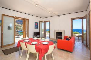 サン・ヴィート・ロ・カーポにあるVilla Firriatoのダイニングルーム(赤いテーブルと椅子付)