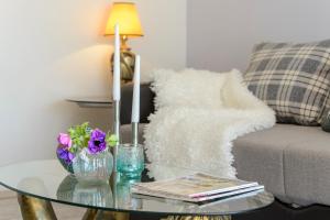 sala de estar con mesa de centro de cristal y sofá en Lorelai Apartments en Dubrovnik