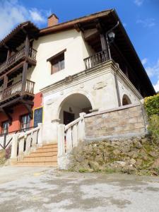 un edificio con un arco delante de él en Apartamentos La Ceña, en Novales